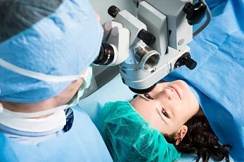 Что необходимо сделать пациенту перед операцией на глаза?